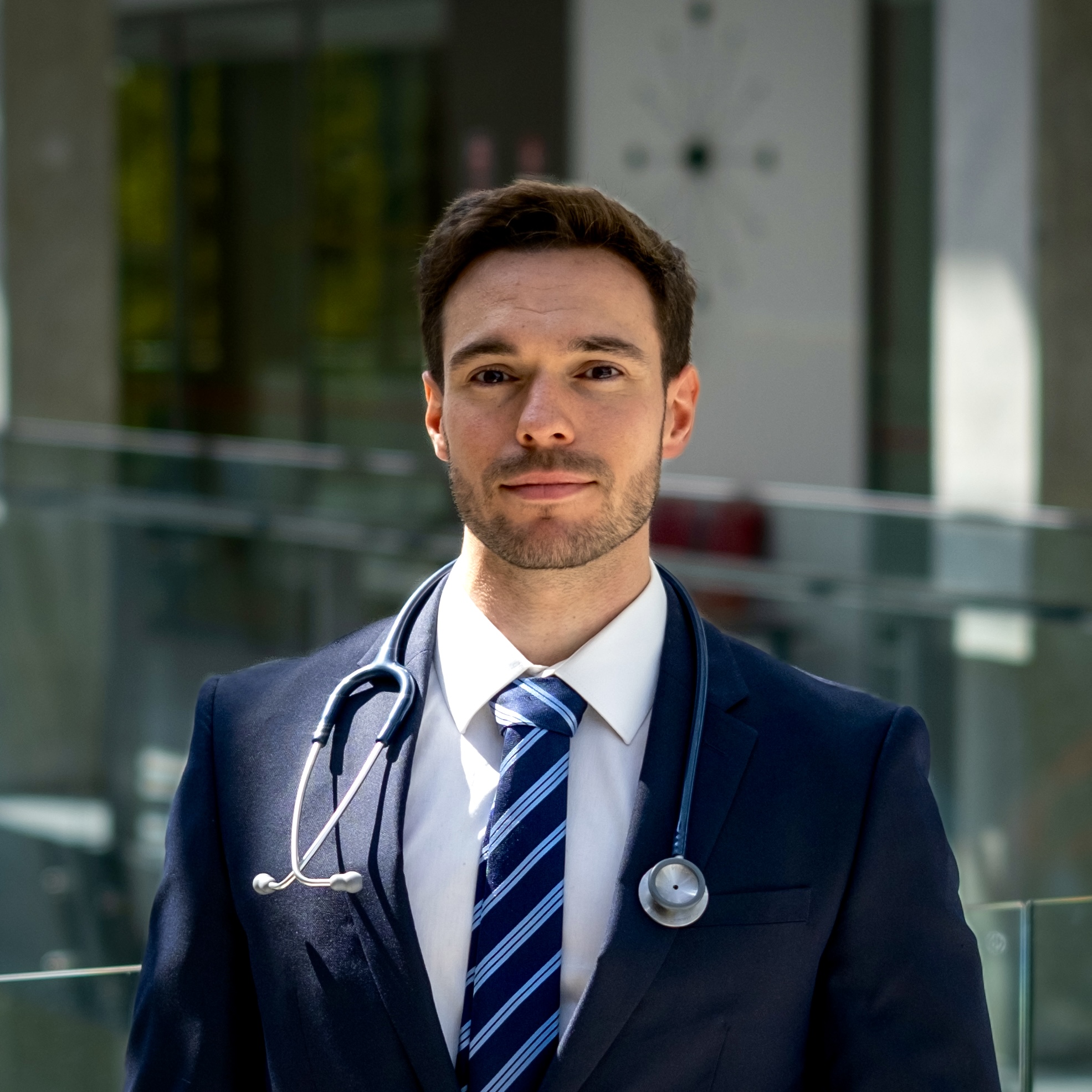 Dr. Víctor Pijoan Ortega in a suit with a stethoscope